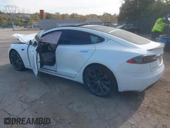 ✅ 2018 Tesla Model S 75D • VIN: 5YJSA1E47JF262219 • Lot: 43557595. Wystawiony na IAAI z przebiegiem 54 095 mil. Bezpłatny archiwum sprzedaży aukcyjnych z USA i szczegółowy raport historii pojazdu na DreamBid. Zdjęcie 3.