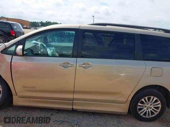 ✅ 2012 Toyota Sienna XLE AAS • VIN: 5TDYK3DC0CS209033 • Лот: 42868325. Опубликован ранее на IAAI с пробегом 166 780 миль. Бесплатный доступ к архиву аукционных продаж из США и подробный отчёт об истории автомобиля на DreamBid. Изображение 15.