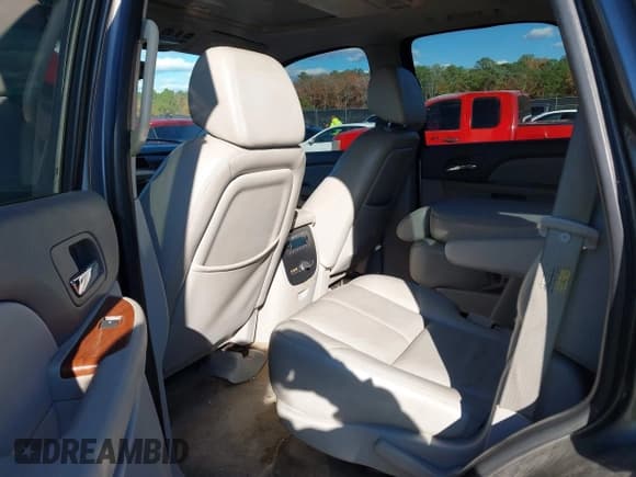 ✅ 2007 GMC Yukon SLE • VIN: 1GKFC13J77R240247 • Lot: 43642049. Wystawiony na IAAI z przebiegiem 220 267 mil. Bezpłatny archiwum sprzedaży aukcyjnych z USA i szczegółowy raport historii pojazdu na DreamBid. Zdjęcie 8.