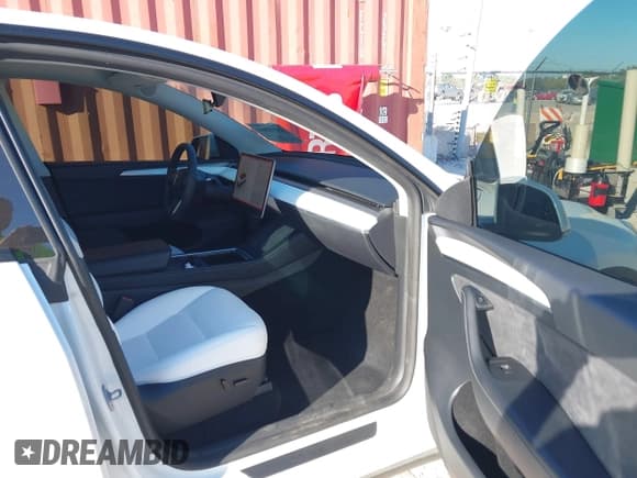 ✅ 2023 Tesla Model Y Performance • VIN: 7SAYGDEF0PF811542 • Lot: 43340864. Wystawiony na IAAI z przebiegiem 20 189 mil. Bezpłatny archiwum sprzedaży aukcyjnych z USA i szczegółowy raport historii pojazdu na DreamBid. Zdjęcie 5.