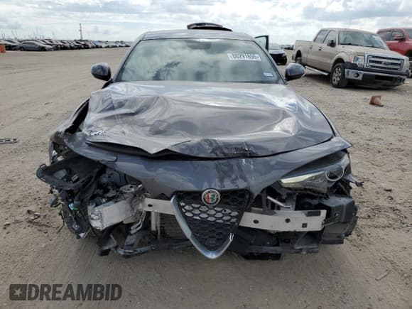 ✅ 2018 Alfa Romeo Giulia Ti Sport • VIN: ZARFAECN6J7583264 • Lot: 86291855. Wystawiony na Copart z przebiegiem 101 756 mil. Bezpłatny archiwum sprzedaży aukcyjnych z USA i szczegółowy raport historii pojazdu na DreamBid. Zdjęcie 5.