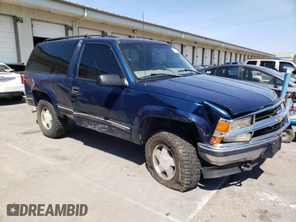 1998 Chevrolet Tahoe z VIN 3GNEK18R4WG101899, wystawiony jako Copart lot #71780145 z przebiegiem 264 478 mil mil oraz Szkoda całkowita • Salvage title. Historia ofert i sprzedaży dostępna na DreamBid. Obrazek 4.