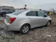 2015 Chevrolet Sonic LT z VIN 1G1JC5SH0F4133699, wystawiony jako Copart lot #82480565 z przebiegiem 81 978 mil mil oraz Szkoda całkowita • Salvage title. Historia ofert i sprzedaży dostępna na DreamBid. Obrazek 3.