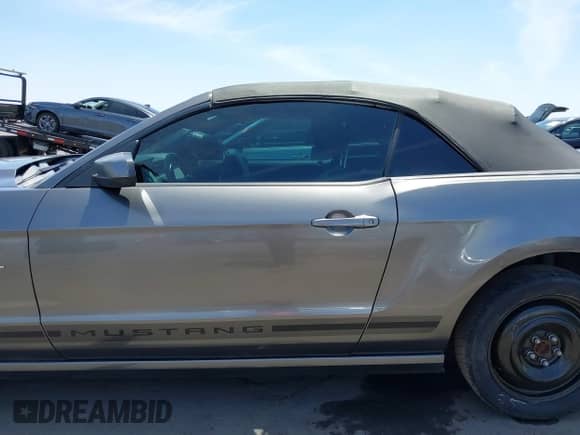 2014 Ford Mustang V6 с VIN 1ZVBP8EM1E5291808, выставлен на аукционе IAAI как лот 42353380 с пробегом 87 733 миль миль и . История ставок и продаж доступна на DreamBid. Изображение 15.