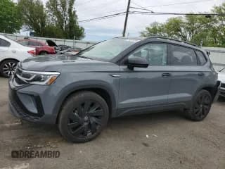 ✅ 2024 Volkswagen Taos SE Black • VIN: 3VVLX7B2XRM078281 • Лот: 54975785. Опубликован ранее на Copart с пробегом 5 104 миль. Бесплатный доступ к архиву аукционных продаж из США и подробный отчёт об истории автомобиля на DreamBid. Изображение 1.