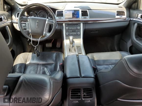 ✅ 2011 Lincoln MKS • VIN: 1LNHL9ER5BG615090 • Lot: 68489525. Wystawiony na Copart z przebiegiem 140 315 mil. Bezpłatny archiwum sprzedaży aukcyjnych z USA i szczegółowy raport historii pojazdu na DreamBid. Zdjęcie 8.