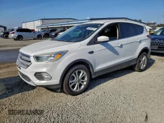 ✅ 2019 Ford Escape SE • VIN: 1FMCU0GD1KUB28488 • Лот: 94940335. Опубликован ранее на Copart с пробегом 106 436 миль. Бесплатный доступ к архиву аукционных продаж из США и подробный отчёт об истории автомобиля на DreamBid. Изображение 1.