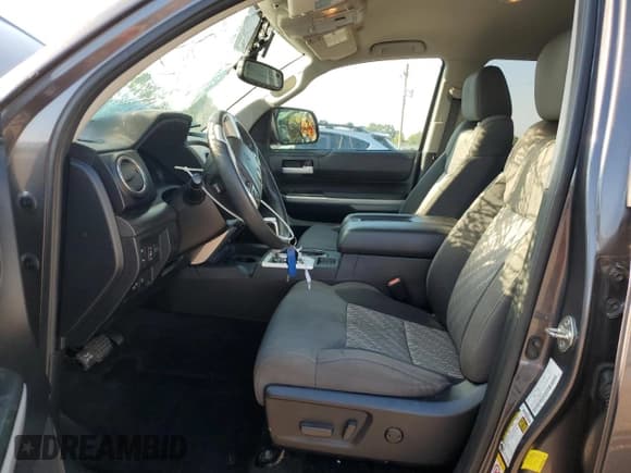 ✅ 2018 Toyota Tundra SR • VIN: 5TFUW5F16JX734695 • Лот: 70120655. Опубликован ранее на Copart с пробегом 142 698 миль. Бесплатный доступ к архиву аукционных продаж из США и подробный отчёт об истории автомобиля на DreamBid. Изображение 7.