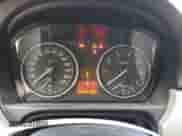 2011 BMW 3 Series z VIN WBAPG7G55BNN18564, wystawiony jako Copart lot #67601595 z przebiegiem 219 936 mil mil oraz Szkoda całkowita • Salvage title. Historia ofert i sprzedaży dostępna na DreamBid. Obrazek 9.