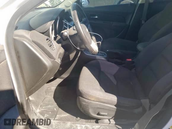 2014 Chevrolet Cruze 1LT z VIN 1G1PC5SB5E7435668, wystawiony jako Copart lot #86121945 z przebiegiem 82 481 mil mil oraz Szkoda całkowita • Salvage title. Historia ofert i sprzedaży dostępna na DreamBid. Obrazek 7.