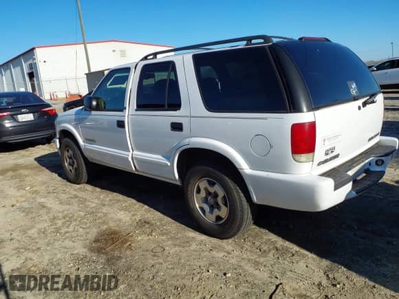 2002 Chevrolet Blazer LS with VIN 1GNDT13W32K146843, listed as a IAAI auction lot 41497892 with 121,882 mi miles and . Bid and sale history available at DreamBid. Image 3.