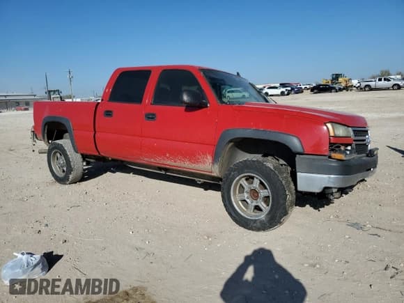 ✅ 2006 Chevrolet Silverado 2500HD LT1 • VIN: 1GCHC23D66F271008 • Lot: 86060564. Wystawiony na Copart z przebiegiem Nie podano. Bezpłatny archiwum sprzedaży aukcyjnych z USA i szczegółowy raport historii pojazdu na DreamBid. Zdjęcie 4.