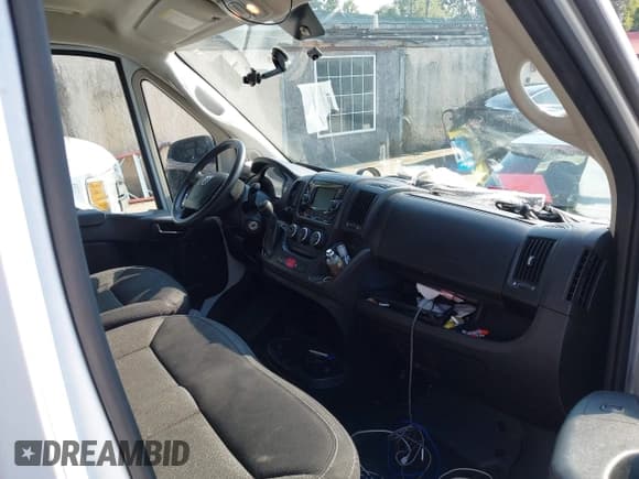 ✅ 2020 Ram ProMaster Cargo • VIN: 3C6URVJG9LE102318 • Lot: 42957401. Listed on IAAI with 165,680 mi. Free auction sales archive from the USA and detailed vehicle history report at DreamBid. Image 5.