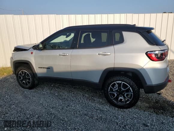 ✅ 2024 Jeep Compass Trailhawk • VIN: 3C4NJDDN0RT149654 • Лот: 66491614. Опубликован ранее на Copart с пробегом 2 828 миль. Бесплатный доступ к архиву аукционных продаж из США и подробный отчёт об истории автомобиля на DreamBid. Изображение 2.