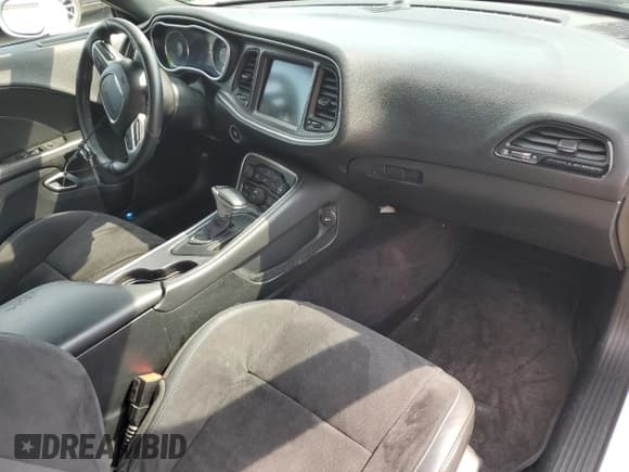 ✅ 2016 Dodge Challenger R/T Scat Pack • VIN: 2C3CDZFJ0GH338627 • Lot: 63824744. Wystawiony na Copart z przebiegiem 92 431 mil. Bezpłatny archiwum sprzedaży aukcyjnych z USA i szczegółowy raport historii pojazdu na DreamBid. Zdjęcie 8.