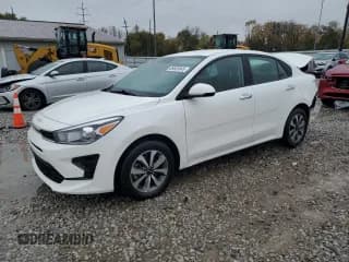 ✅ 2023 Kia Rio S • VIN: 3KPA24AD2PE584393 • Lot: 89835045. Wystawiony na Copart z przebiegiem 47 489 mil. Bezpłatny archiwum sprzedaży aukcyjnych z USA i szczegółowy raport historii pojazdu na DreamBid. Zdjęcie 1.