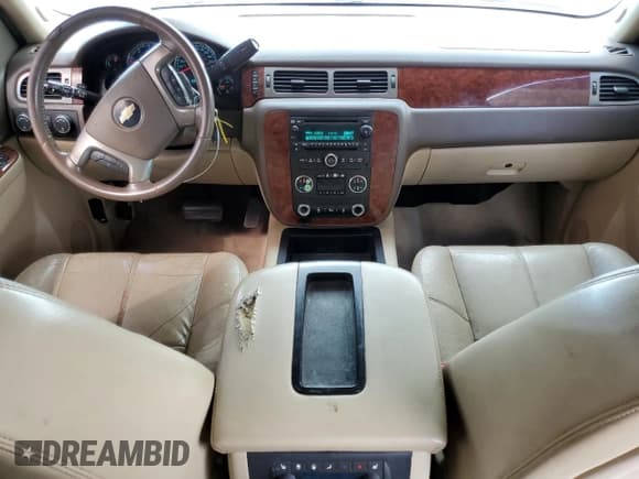 ✅ 2013 Chevrolet Suburban LT • VIN: 1GNSKJE76DR318499 • Lot: 71840624. Wystawiony na Copart z przebiegiem 191 050 mil. Bezpłatny archiwum sprzedaży aukcyjnych z USA i szczegółowy raport historii pojazdu na DreamBid. Zdjęcie 8.