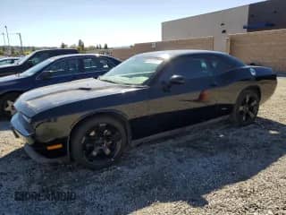 2014 Dodge Challenger SXT z VIN 2C3CDYAG9EH133830, wystawiony jako Copart lot #82424775 z przebiegiem 90 131 mil mil oraz Czysty tytuł • Clean title. Historia ofert i sprzedaży dostępna na DreamBid. Obrazek 1.