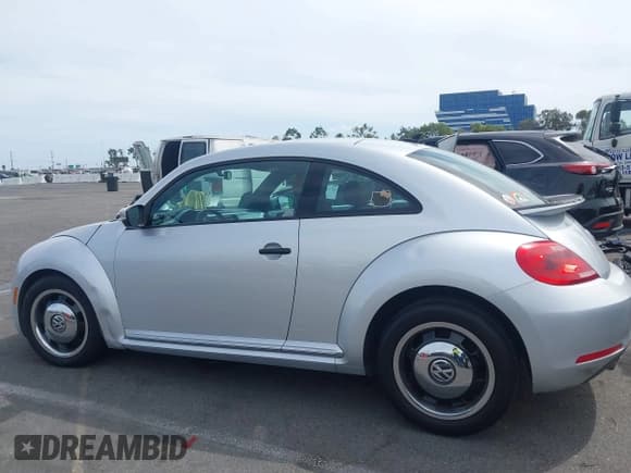 ✅ 2015 Volkswagen Beetle 1.8T • VIN: 3VWF17AT4FM603867 • Lot: 43250782. Wystawiony na IAAI z przebiegiem 57 360 mil. Bezpłatny archiwum sprzedaży aukcyjnych z USA i szczegółowy raport historii pojazdu na DreamBid. Zdjęcie 14.