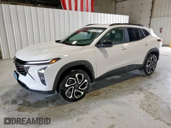 2025 Chevrolet Trax 2RS z VIN KL77LJEP7SC278071, wystawiony jako Copart lot #86181155 z przebiegiem 1 418 mil mil oraz Czysty tytuł • Clean title. Historia ofert i sprzedaży dostępna na DreamBid. Obrazek 1.