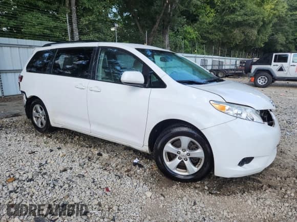 ✅ 2017 Toyota Sienna LE Auto Access Seat • VIN: 5TDKZ3DC7HS781600 • Lot: 70770895. Wystawiony na Copart z przebiegiem 146 070 mil. Bezpłatny archiwum sprzedaży aukcyjnych z USA i szczegółowy raport historii pojazdu na DreamBid. Zdjęcie 4.
