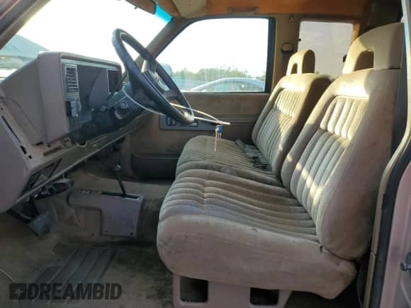 1993 Chevrolet Silverado 1500 z VIN 2GCEK19K4P1238832, wystawiony jako Copart lot #91295635 z przebiegiem 221 488 mil mil oraz Czysty tytuł • Clean title. Historia ofert i sprzedaży dostępna na DreamBid. Obrazek 7.