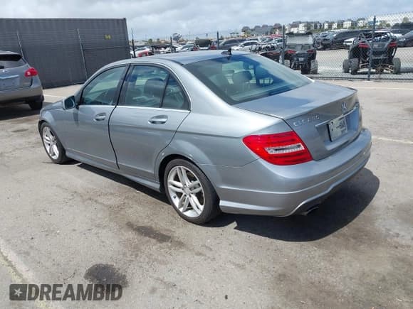 ✅ 2013 Mercedes-Benz C 250 Sport • VIN: WDDGF4HBXDA791251 • Lot: 41917045. Wystawiony na IAAI z przebiegiem 154 014 mil. Bezpłatny archiwum sprzedaży aukcyjnych z USA i szczegółowy raport historii pojazdu na DreamBid. Zdjęcie 3.