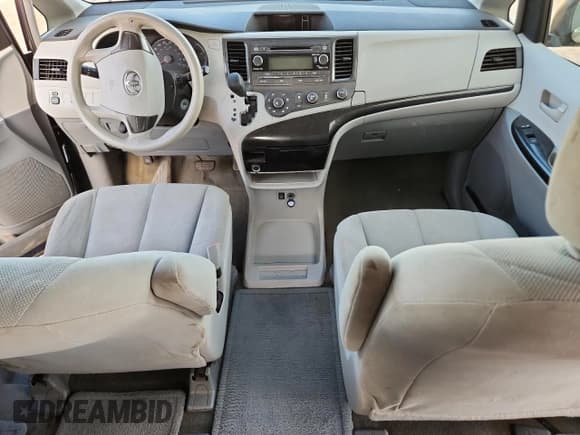 ✅ 2014 Toyota Sienna L • VIN: 5TDZK3DC3ES521452 • Lot: 85360795. Wystawiony na Copart z przebiegiem Nie podano. Bezpłatny archiwum sprzedaży aukcyjnych z USA i szczegółowy raport historii pojazdu na DreamBid. Zdjęcie 8.