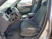 ✅ 2010 Chevrolet Traverse 1LT • VIN: 1GNLRFED9AS114464 • Lot: 85860615. Wystawiony na Copart z przebiegiem 215 104 mil. Bezpłatny archiwum sprzedaży aukcyjnych z USA i szczegółowy raport historii pojazdu na DreamBid. Zdjęcie 7.