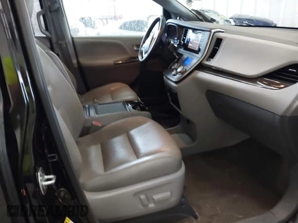 ✅ 2017 Toyota Sienna XLE Auto Access Seat • VIN: 5TDYZ3DCXHS812364 • Lot: 42902791. Listed on IAAI with 153,979 mi. Free auction sales archive from the USA and detailed vehicle history report at DreamBid. Image 5.