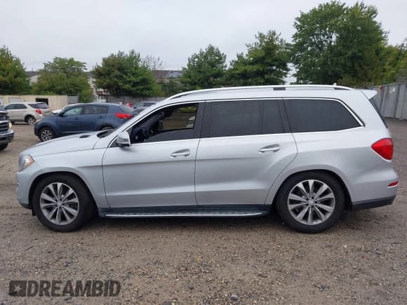 ✅ 2014 Mercedes-Benz GL 450 • VIN: 4JGDF7CE1EA281318 • Lot: 43270018. Wystawiony na IAAI z przebiegiem 133 059 mil. Bezpłatny archiwum sprzedaży aukcyjnych z USA i szczegółowy raport historii pojazdu na DreamBid. Zdjęcie 15.