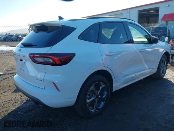 ✅ 2023 Ford Escape ST-Line • VIN: 1FMCU9MNXPUA27801 • Lot: 43645279. Wystawiony na IAAI z przebiegiem 45 704 mil. Bezpłatny archiwum sprzedaży aukcyjnych z USA i szczegółowy raport historii pojazdu na DreamBid. Zdjęcie 4.