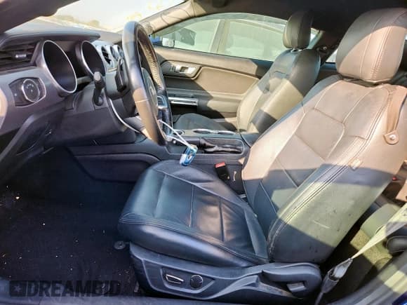 ✅ 2019 Ford Mustang GT Premium • VIN: 1FA6P8CF0K5130165 • Lot: 93259465. Wystawiony na Copart z przebiegiem 81 736 mil. Bezpłatny archiwum sprzedaży aukcyjnych z USA i szczegółowy raport historii pojazdu na DreamBid. Zdjęcie 7.