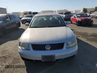 ✅ 2001 Volkswagen Passat • VIN: WVWAC63B41P013693 • Lot: 74254064. Wystawiony na Copart z przebiegiem 106 707 mil. Bezpłatny archiwum sprzedaży aukcyjnych z USA i szczegółowy raport historii pojazdu na DreamBid. Zdjęcie 5.
