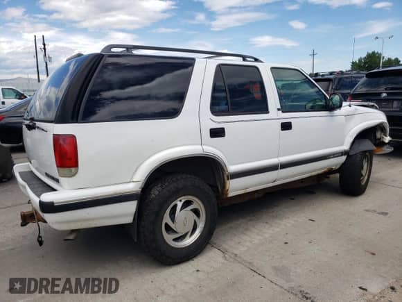 1996 Chevrolet Blazer z VIN 1GNDT13W4T2295876, wystawiony jako Copart lot #68904304 z przebiegiem 155 579 mil mil oraz Szkoda całkowita • Salvage title. Historia ofert i sprzedaży dostępna na DreamBid. Obrazek 3.