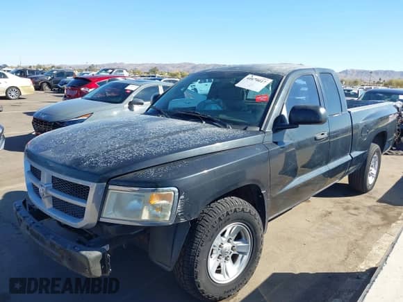 2008 Dodge Dakota SXT z VIN 1D7HE32K18S516801, wystawiony jako IAAI lot #41670017 z przebiegiem 88 503 mil mil oraz . Historia ofert i sprzedaży dostępna na DreamBid. Obrazek 2.