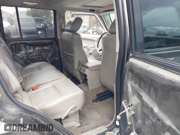 ✅ 2006 Jeep Commander • VIN: 1J8HG48N06C129698 • Lot: 41777105. Wystawiony na IAAI z przebiegiem 223 816 mil. Bezpłatny archiwum sprzedaży aukcyjnych z USA i szczegółowy raport historii pojazdu na DreamBid. Zdjęcie 8.