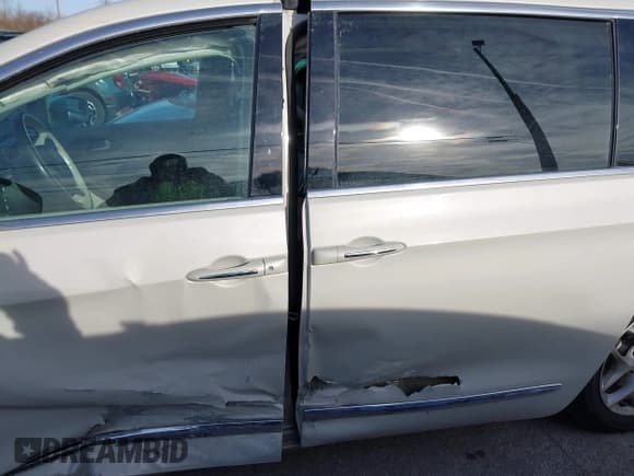 ✅ 2020 Chrysler Pacifica Limited • VIN: 2C4RC1GGXLR108949 • Лот: 43766006. Опубликован ранее на IAAI с пробегом 107 305 миль. Бесплатный доступ к архиву аукционных продаж из США и подробный отчёт об истории автомобиля на DreamBid. Изображение 6.