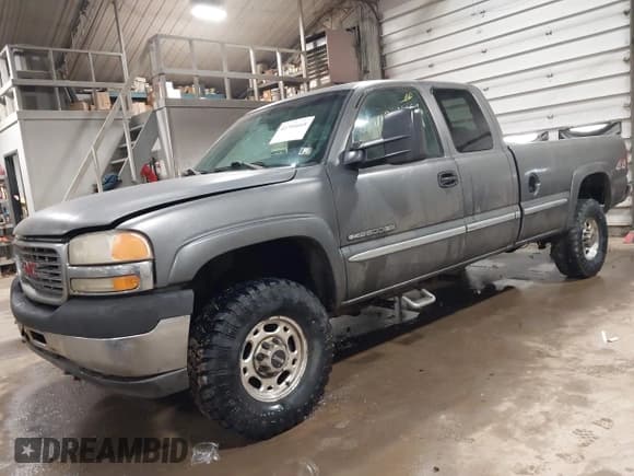 ✅ 2002 GMC Sierra 2500HD SLT • VIN: 1GTHK29U92E215803 • Лот: 41704668. Опубликован ранее на IAAI с пробегом 156 511 миль. Бесплатный доступ к архиву аукционных продаж из США и подробный отчёт об истории автомобиля на DreamBid. Изображение 2.
