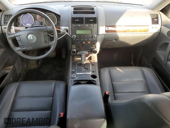 ✅ 2010 Volkswagen Touareg VR6 • VIN: WVGBF7A9XAD001790 • Lot: 70806534. Wystawiony na Copart z przebiegiem 90 103 mil. Bezpłatny archiwum sprzedaży aukcyjnych z USA i szczegółowy raport historii pojazdu na DreamBid. Zdjęcie 8.