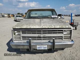 ✅ 1986 Chevrolet Silverado 1500 • VIN: 1GCDC14H9GF315305 • Lot: 80700275. Wystawiony na Copart z przebiegiem 186 242 mil. Bezpłatny archiwum sprzedaży aukcyjnych z USA i szczegółowy raport historii pojazdu na DreamBid. Zdjęcie 5.