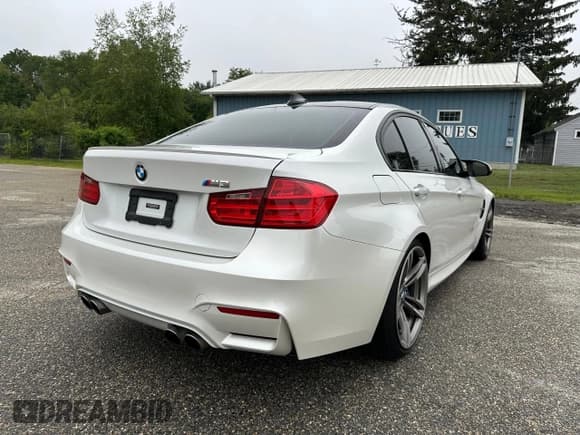 ✅ 2015 BMW M3 • VIN: WBS3C9C57FP803591 • Lot: 62894955. Wystawiony na Copart z przebiegiem 183 389 mil. Bezpłatny archiwum sprzedaży aukcyjnych z USA i szczegółowy raport historii pojazdu na DreamBid. Zdjęcie 4.