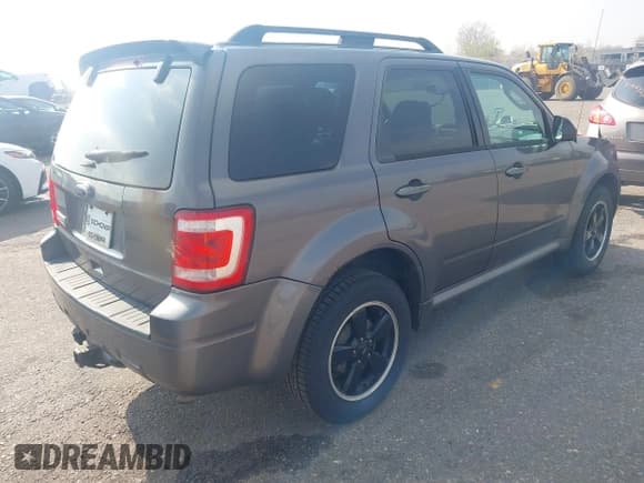 ✅ 2011 Ford Escape XLT • VIN: 1FMCU9D78BKC39019 • Лот: 41903813. Опубликован ранее на IAAI с пробегом 226 401 миль. Бесплатный доступ к архиву аукционных продаж из США и подробный отчёт об истории автомобиля на DreamBid. Изображение 4.
