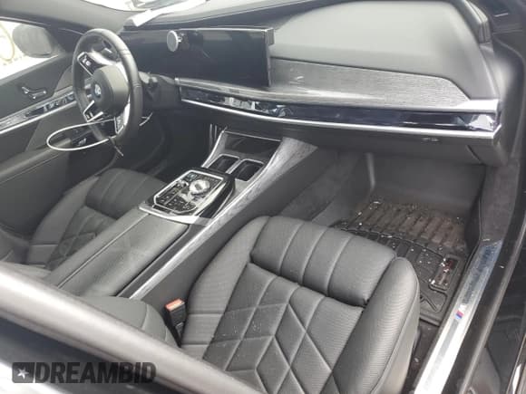 ✅ 2024 BMW 7 Series 760i xDrive • VIN: WBA33EJ02RCS57864 • Lot: 64975955. Wystawiony na Copart z przebiegiem 7 726 mil. Bezpłatny archiwum sprzedaży aukcyjnych z USA i szczegółowy raport historii pojazdu na DreamBid. Zdjęcie 8.