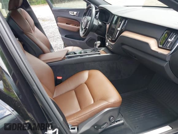 ✅ 2021 Volvo XC60 Momentum • VIN: YV4102DK4M1818887 • Lot: 42246132. Wystawiony na IAAI z przebiegiem 58 418 mil. Bezpłatny archiwum sprzedaży aukcyjnych z USA i szczegółowy raport historii pojazdu na DreamBid. Zdjęcie 5.