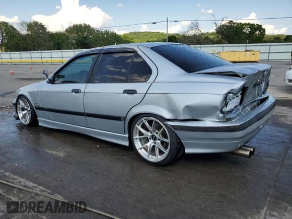 1996 BMW 3 Series z VIN WBACD3327TAV16674, wystawiony jako Copart lot #67942865 z przebiegiem 261 991 mil mil oraz Szkoda całkowita • Salvage title. Historia ofert i sprzedaży dostępna na DreamBid. Obrazek 2.