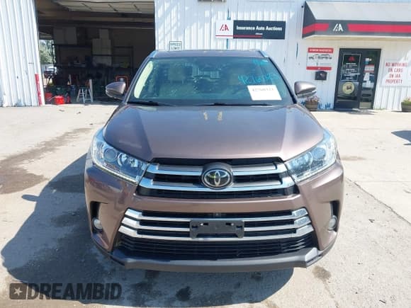 ✅ 2017 Toyota Highlander Limited • VIN: 5TDDZRFH2HS367211 • Lot: 42760323. Listed on IAAI with 125,935 mi. Free auction sales archive from the USA and detailed vehicle history report at DreamBid. Image 6.
