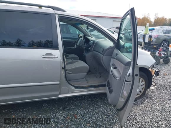 ✅ 2006 Toyota Sienna LE • VIN: 5TDZA23C46S405452 • Lot: 43592467. Listed on IAAI with 385,179 mi. Free auction sales archive from the USA and detailed vehicle history report at DreamBid. Image 5.