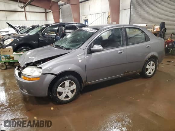 2006 Chevrolet Aveo LS z VIN KL1TD56646B553734, wystawiony jako Copart lot #88496205 z przebiegiem 156 610 mil mil oraz Czysty tytuł • Clean title. Historia ofert i sprzedaży dostępna na DreamBid. Obrazek 1.