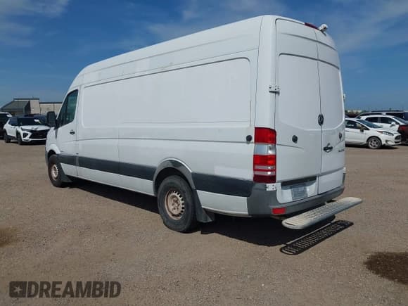 ✅ 2015 Mercedes-Benz Sprinter Cargo EXT • VIN: WD3PE8DB5FP133924 • Lot: 42252607. Wystawiony na IAAI z przebiegiem 322 476 mil. Bezpłatny archiwum sprzedaży aukcyjnych z USA i szczegółowy raport historii pojazdu na DreamBid. Zdjęcie 3.